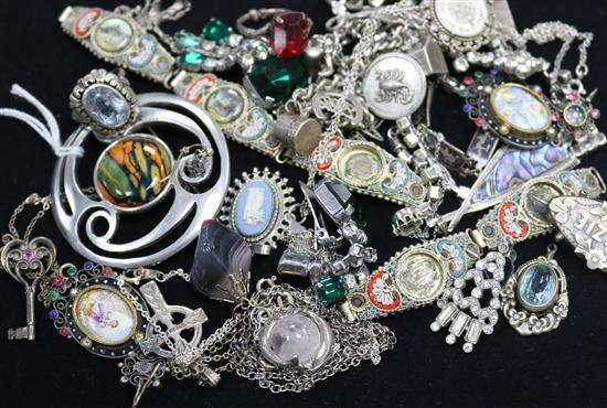 A quantity of costume jewellery.